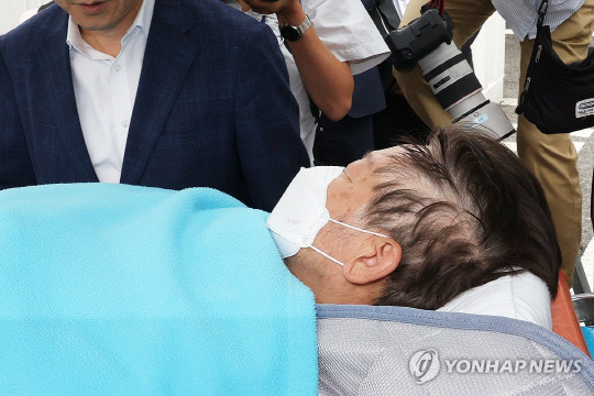 단식 중 건강 악화로 18일 여의도 성모병원에서 응급치료를 받은 이재명 더불어민주당 대표가 같은 날 타병원 이송을 위해 응급차에 탑승하고 있다.<연합뉴스>