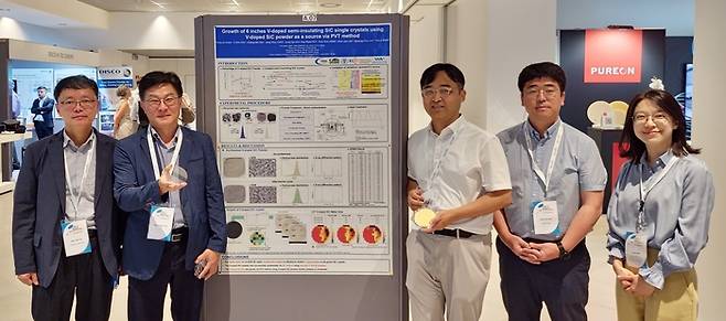 통신소자용 SiC 개발 연구진이 18일(현지시간) 이탈리아 소렌토에서 열린 '국제탄화규소학술회의(ICSCRM 2023)'에서 연구 성과를 발표하고 있다. 좌측부터 이원재 동의대 교수, 김창민 하나머티리얼즈 전무, 정성민 한국세라믹기술원 박사, 구갑렬 쎄닉 대표, 신윤지 한국세라믹기술원 박사. (사진=하나머티리얼즈)