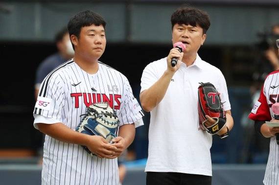 2022 프로야구 NC 다이노스와 LG 트윈스의 경기, 백성진 LG트윈스 스카우트 팀장과 2023 신인 1라운드로 LG 유니폼을 입은 김범석이 각각 시구와 시포를 앞두고 있다. (사진 = 뉴시스)