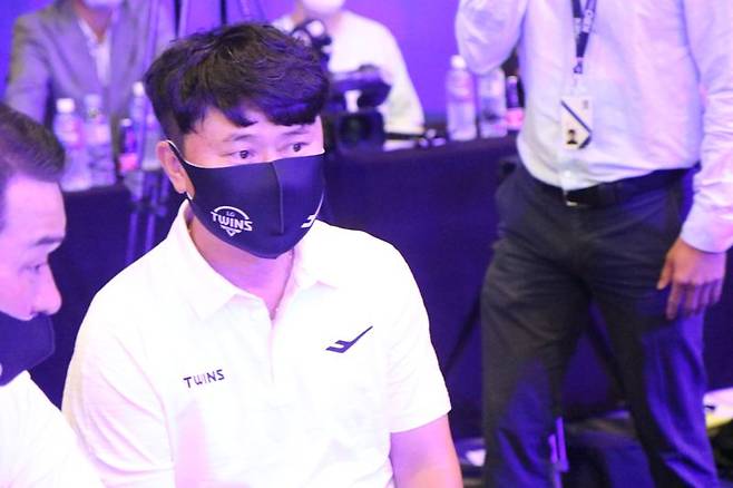 LG 백성진 팀장이 작년 신인드래프트를 진두지휘하는 모습 (사진 = 전상일 기자)