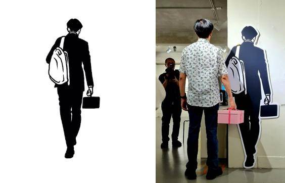 지난 17일 전시장을 방문한 조국 전 장관이 이정헌 작가의 작품 앞에서 기념사진을 찍고 있다. 텀블벅 사이트·이정헌 페이스북 캡처