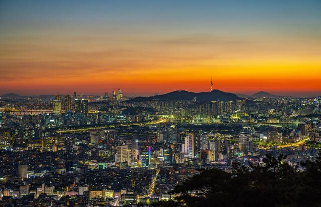 광진구 아차산 해맞이공원에서 보는 서울 도심 노을. 송파구부터 남산까지 도심 풍경이 시원하게 펼쳐지는 곳이다. 서울관광재단 제공