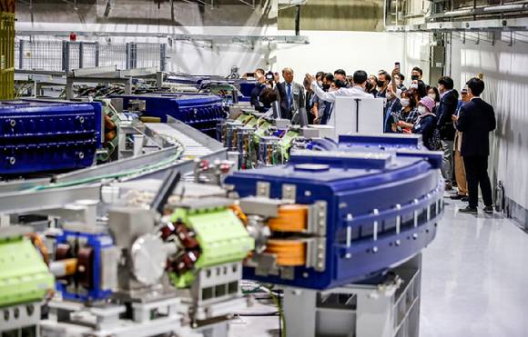 서울 서대문구 연세암병원 중입자치료센터에서 열린 개소식에서 참석자들이 가속기 시스템에 대한 설명을 듣고 있다. 2023.06.12. [사진=뉴시스]