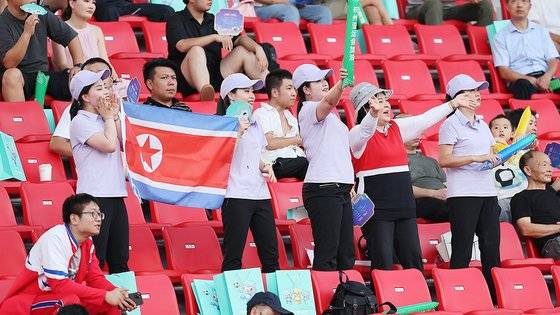 인공기 들고 응원하는 북한 여성 응원단. 연합뉴스