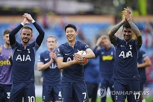 승리 후 팬들에게 인사하는 토트넘 선수들