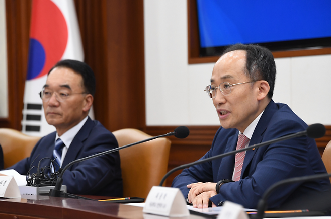 추경호 경제부총리 겸 기획재정부 장관(오른쪽)과 박재완 중장기전략위원장이 19일 정부서울청사에서 열린 제6기 중장기전략위원회 전체회의에 참석해 발언하고 있다. [사진제공=기획재정부]