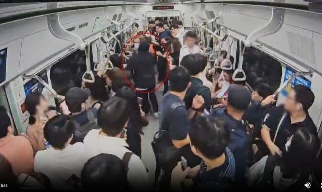 2023년 9월 6일 아침 8시 23분쯤 서울 지하철 2호선 동대문역사문화공원역에서 을지로4가역 방향으로 가던 전동차 안에서 한 30대 남성이 승객들을 양손으로 밀치며 중앙통로를 뛰어가고 있다. [사진 = 서울 중부경찰서 제공]