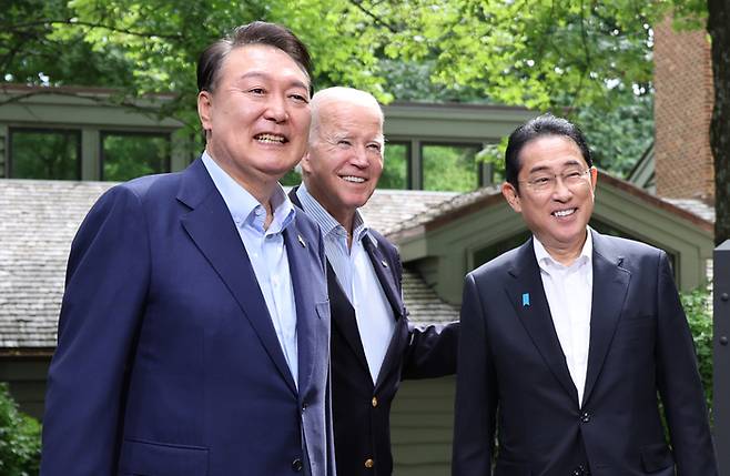 지난달 18일(현지시간) 윤석열 대통령과 조 바이든 미국 대통령, 기시다 후미오 일본 총리가 워싱턴DC 인근 미국 대통령 별장인 캠프 데이비드에서 열린 한미일 정상회의를 앞두고 로렐 로지 앞에서 기념 촬영을 하고 있다.