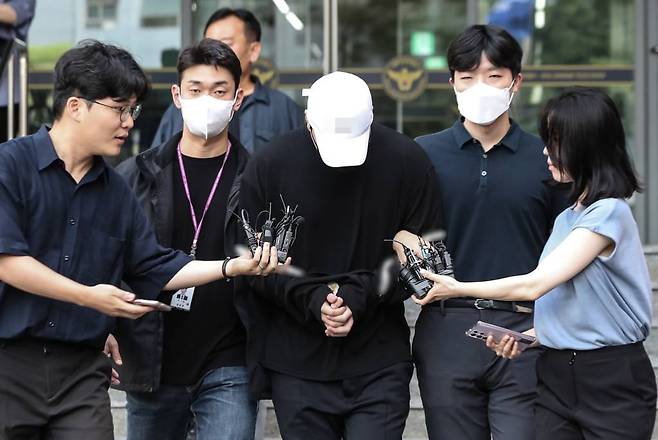 [서울=뉴시스] 김근수 기자 = 향정신성의약품을 투약한 채 롤스로이스 차량을 몰다 행인을 치어 중상을 입힌 20대 남성 신 모씨가 18일 오전 서울 강남구 강남경찰서에서 검찰로 송치되고 있다. 신 모씨는 앞서 지난 2일 오후 8시10분쯤 롤스로이스를 몰다 인도로 돌진해 20대 여성을 다치게 한 혐의를 받고 있으며 마약 간이 검사 결과 케타민 양성 반응이 나오자 치료 목적이라고 해명했다. 2023.08.18.