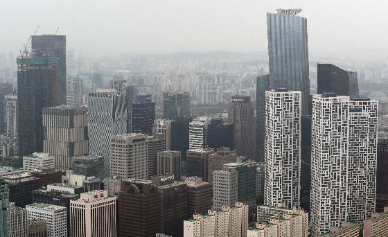 19일 상업용 부동산 플랫폼 '부동산플래닛'이 국토교통부 실거래가 자료(9월1일 기준)를 기반으로 발표한 '2023년 7월 서울시 오피스 거래 특성 마켓 리포트'에 따르면 지난 7월 서울 빌딩 매매는 직전월보다 33.3% 늘었지만 한 자릿수 대에 그친 것으로 나타났다. 사무실 매매는 총 77건으로 2개월 연속 하락하며 올해 최저 거래량 2위를 기록했다./사진=뉴스1