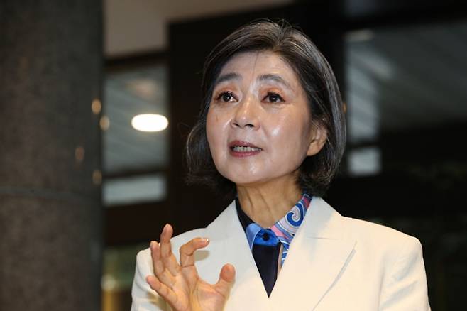 김행 여성가족부 장관 후보자가 도어스테핑 중단을 선언했다. 사진은 김행 여성가족부 장관 후보자가 15일 오전 서울 서대문구 한국청소년활동진흥원에 마련된 인사청문회 준비 사무실로 출근하며 취재진 질문에 답변하는 모습. /사진=뉴시스