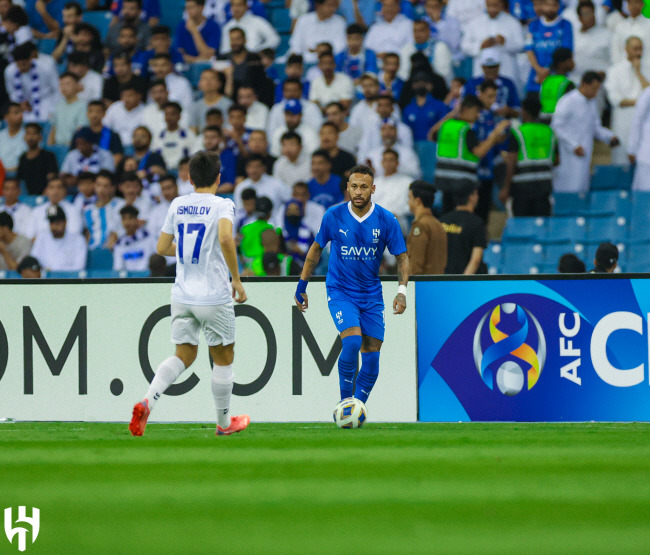 알힐랄의 네이마르(오른쪽)가 19일 오전(한국시간) 사우디아라비아의 리야드에서 열린 AFC 챔피언스리그 D조 조별리그 1차전에서 공격을 펼치고 있다.  알힐랄 SNS