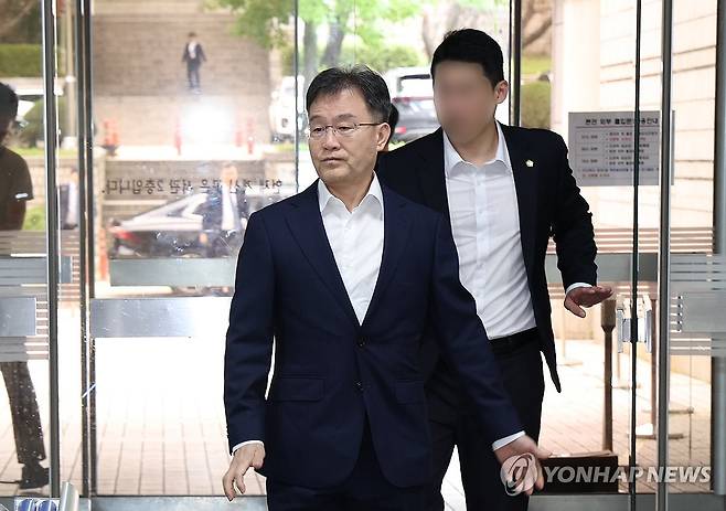 (서울=연합뉴스) 대장동 개발 수익 은닉 혐의로 기소된 화천대유자산관리 대주주 김만배씨가 18일 오전 서울 서초구 서울중앙지방법원에서 열린 1심 속행 공판에 출석하고 있다. 2023.9.18 [공동취재]