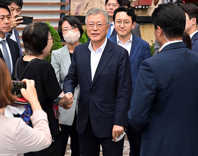문재인 전 대통령이 입원 중인 더불어민주당 이재명 대표를 만난 19일 오후 서울 중랑구 녹색병원을 떠나고 있다. [연합]