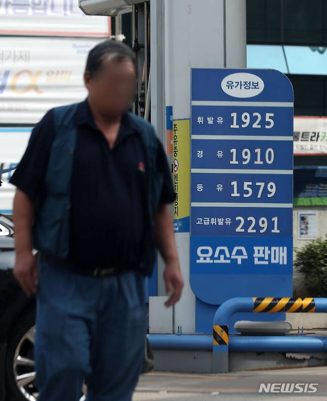 [서울=뉴시스] 김선웅 기자 = 국제유가가 치솟는 가운데 국내 주유소 휘발유, 경유 가격도 9주 연속 상승했다. 한국석유공사 유가정보시스템 오피넷에 따르면 9월 첫째 주 전국 주유소 휘발유 평균 판매 가격이 전주보다 5원 상승한 1750원, 서울 휘발유 평균 판매 가격은 7.8원 오른 1831.8원, 전국 주유소 경유 판매가는 1640.6원으로 집계됐다. 10일 서울의 한 주유소에서 휘발유·경유가 판매되고 있다. 2023.09.10. mangusta@newsis.com