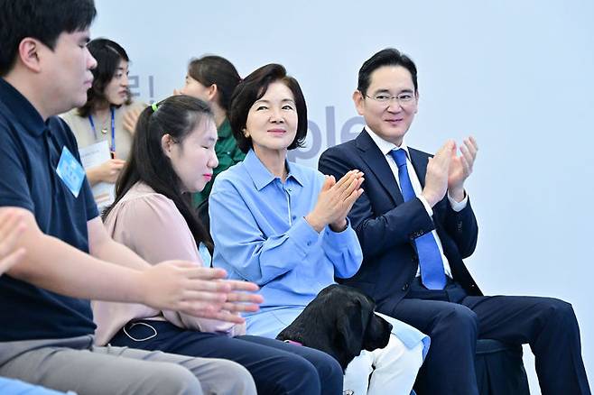 [용인=뉴시스]19일 삼성화재 안내견학교에서 열린 안내견 30주년 기념 행사에 참석한 (오른쪽부터) 이재용 삼성전자 회장, 홍라희 전 리움미술관장, 시각장애인 파트너들의 모습. (사진 = 삼성전자) photo@newsis.com *재판매 및 DB 금지