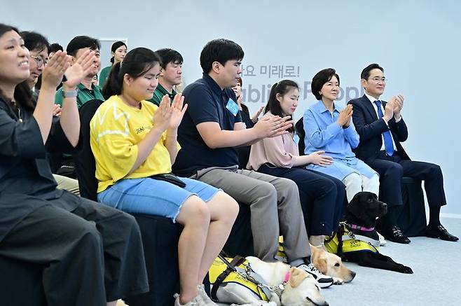 [서울=뉴시스] 19일 경기 용인시 삼성화재 안내견학교에서 열린 안내견 사업 30주년 기념식에 참석한 이재용 삼성전자 회장, 홍라희 전 삼성미술관 리움 관장, 시각장애인 파트너들이 박수를 치고 있다. (사진=삼성전자 제공) 2023.09.19. photo@newsis.com *재판매 및 DB 금지