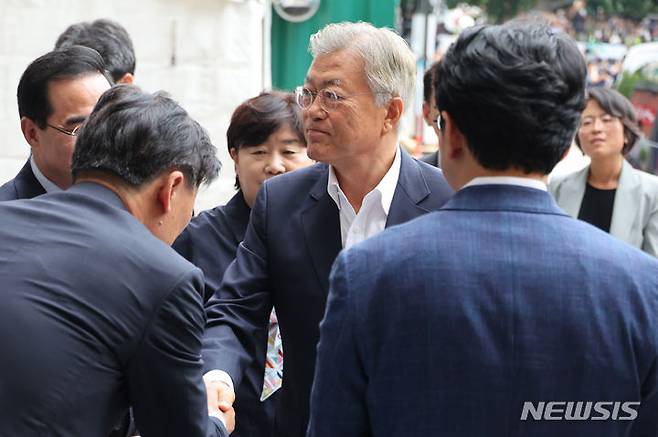 [서울=뉴시스] 추상철 기자 = 문재인 전 대통령이 19일 오후 이재명 더불어민주당 대표가 입원한 서울 중랑구 녹색병원을 방문해 의원들과 인사하고 있다. (공동취재사진) 2023.09.19. photo@newsis.com