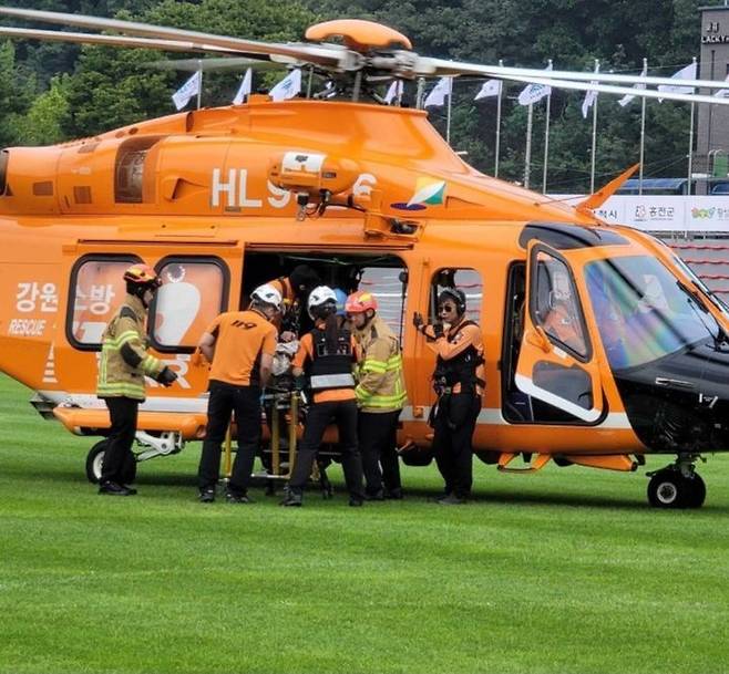 사진은 사고가 난 A씨를 구조해  핼기로 이송하는 장면. 강원소방본부 제공. *재판매 및 DB 금지