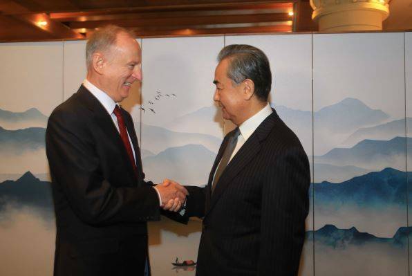 [서울=뉴시스]지난 7월24일 남아공 요하네스버그에서 왕이(王毅) 중국 외교부장과 니콜라이 파트루셰프 러시아 안보위원회 위원장이 악수하고 있다. 러시아와 중국은 그들을 억제하려는 서방 측 노력에 맞서 양국 간에 보다 긴밀한 정책 조정이 필요하다고 파트루세프 위원장이 19일 왕이 부장과의 회담에서 말했다. <사진 출처 : 中외교부 홈페이지> 2023.09.19.