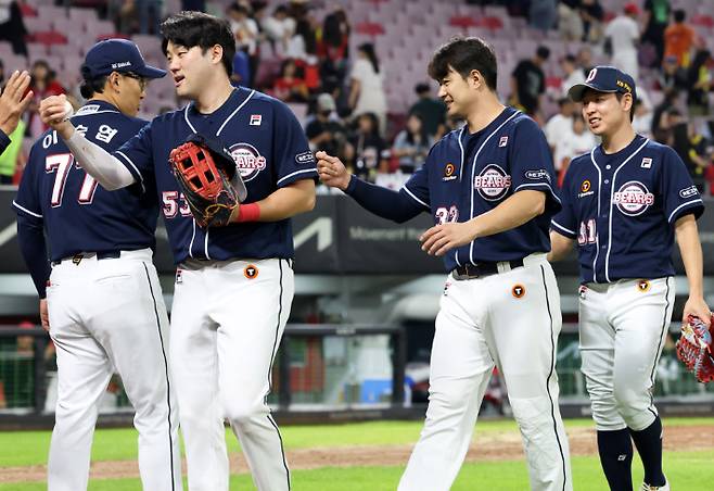 18일 광주기아챔피언스필드에서 열린 프로야구 두산 베어스와 KIA 타이거즈의 경기에서 승리하며 7연승을 달린 두산 이승엽 감독이 선수들과 하이파이브를 하고 있다. 연합뉴스