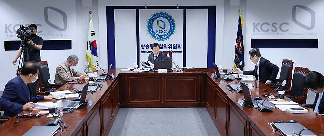 류희림 방송통신심의위원회 위원장 겸 방송심의소위원회 위원장이 19일 오전 서울 양천구 방심위 대회의실에서 열린 제33차 방송심의소위원회 임시회의에 참석해 자료를 살피고 있다. 연합뉴스