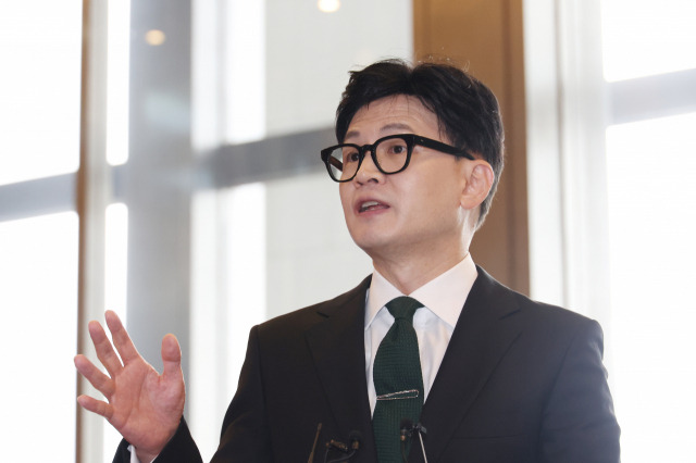 ▲한동훈 법무부 장관이 18일 국회에서 본회의 출석을 위해 입장하던 중 기자들의 질문에 답하고 있다. ⓒ연합뉴스