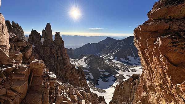 킬러니들 사이로 시에라네바다산맥의 오웬스밸리가 내려다보인다.