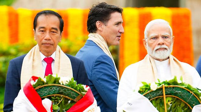 모디 인도 총리(오른쪽) 뒤를 지나는 트뤼도 캐나다 총리(가운데)