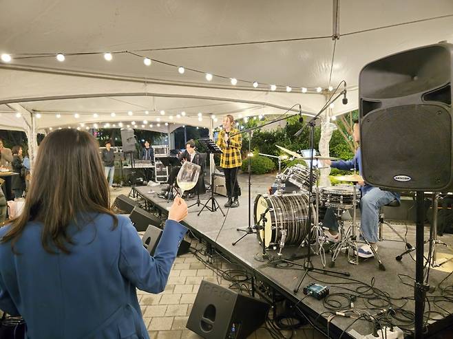 와인 앤 버스커 공연.