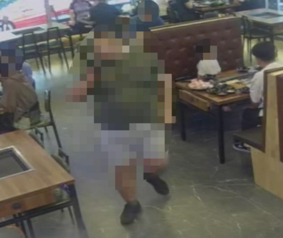 강원 강릉에서 식당을 운영하는 한 업주가 ‘먹튀 손님’을 찾아달라며 지난 17일 온라인 커뮤니티 ‘보배드림’에 손님의 인상착의가 담긴 폐쇄회로(CC)TV 영상 캡처 화면을 올렸다(사진 일부 모자이크 처리함). 보배드림 캡처