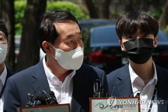 ‘돈봉투 의혹’ 핵심 인물인 강래구 전 한국수자원공사 상임감사가 8일 오후 두번째 구속 전 피의자 심문(영장심사)을 받기 위해 서울중앙지법 법정으로 향하고 있다. 앞서 법원은 검찰의 영장 청구를 한차례 기각했다. 2023.5.8. 연합뉴스