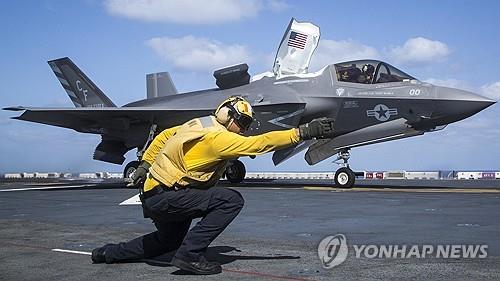미 해병대 상륙공격함에서 이륙하는 F-35B 전투기 [AFP 연합뉴스 자료사진]