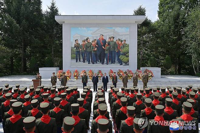 평양 한복판에도 '김정은 모자이크 벽화' 등장…선대와 나란히 (평양 조선중앙통신=연합뉴스) 북한이 김정은 국무위원장의 모자이크 벽화를 수도 평양의 주요 장소에도 설치, 우상화 움직임에 박차를 가했다.
    조선중앙통신은 김 위원장 모자이크 벽화가 평양 만경대혁명학원에 설치돼 지난 17일 준공식이 있었다고 19일 보도했다.
    벽화는 김 위원장이 원생들과 같은 붉은 스카프를 목에 두르고 원생들에게 둘러싸인 채 웃고 있는 모습을 담았다. 2023.9.19 
    [국내에서만 사용가능. 재배포 금지. For Use Only in the Republic of Korea. No Redistribution] 
 nkphoto@yna.co.kr