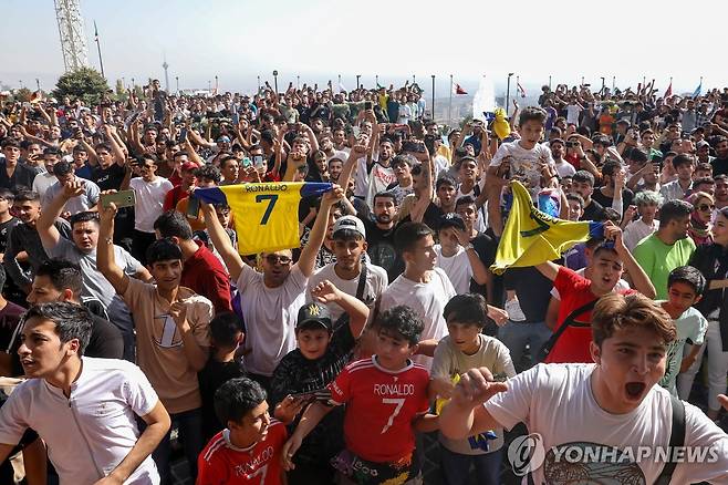 호날두 숙소 앞에 모인 이란 축구팬들 [EPA 연합뉴스 자료사진. 재판매 및 DB 금지]