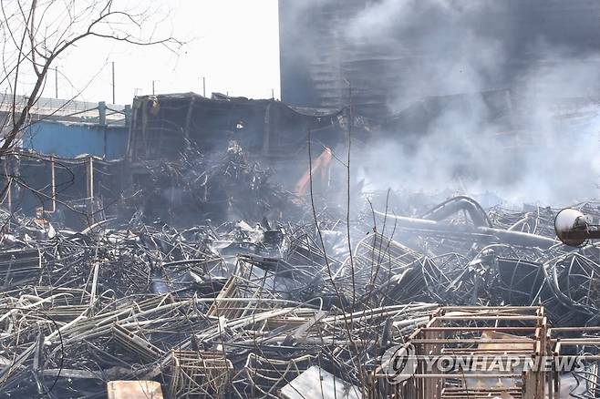 잔불 정리 작업이 한창인 한국타이어 대전공장 (대전=연합뉴스) 강수환 기자 = 한국타이어 대전공장 화재 발생 사흘째인 지난 3월 14일 오후 소방당국이 잔불 정리 작업을 하고 있다. 2023.3.14 swan@yna.co.kr