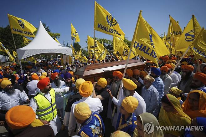 캐나다 내 시크교도가 살해된 지도자 시신 운구하는 모습  (브리티시컬럼비아[캐나다] AP=연합뉴스) 2023년 6월 25일 캐나다내 시크교도들이 브리티시컬럼비아주 서리에서 최근 살해된 시크교 분리주의 운동 지도자 하디프 싱 니자르 시신을 운구하고 있다.