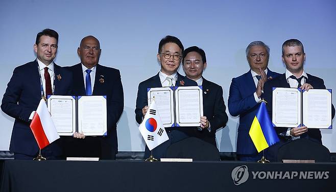 우크라이나 재건 협력을 위해 (서울=연합뉴스) 진연수 기자 = 19일 오후 서울 강남구 그랜드 인터컨티넨탈 서울 파르나스 호텔에서 열린 2023 글로벌 인프라 협력 콘퍼런스(GICC) '우크라이나 재건협력 특별세션'에서 얀 스탈린스키 폴란드 건설협회장(왼쪽부터), 박선호 해외건설협회 회장, 알렉산드라 셰르박 우크라이나 건설협회 본부장이 업무협약서에 서명 후 포즈를 취하고 있다. 2023.9.19 jin90@yna.co.kr