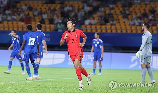 선제골 넣은 정우영 (진화[중국]=연합뉴스) 류영석 기자 = 19일 오후 중국 저장성 진화시 진화스타디움에서 열린 항저우 아시안게임 남자축구 조별리그 1차전 한국과 쿠웨이트의 경기.
    정우영이 골을 넣은 뒤 환호하고 있다. 2023.9.19 ondol@yna.co.kr