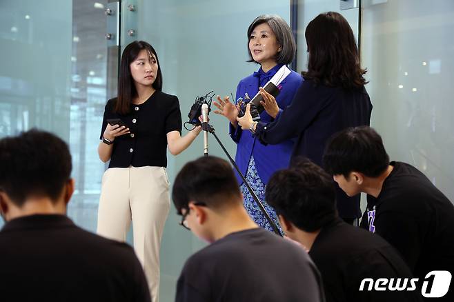 김행 여성가족부 장관 후보자가 18일 오전 서울 종로구의 한 빌딩에 마련된 인사청문회 준비 사무실로 출근하며 취재진과 질의응답을 갖고 있다. 2023.9.18/뉴스1 ⓒ News1 박정호 기자