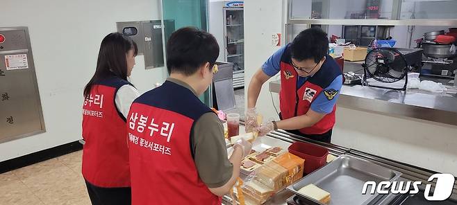 동해해경 노인의 날 맞이 도시락 나눔·재능기부 봉사활동.(동해해경 제공) 2023.9.20/뉴스1