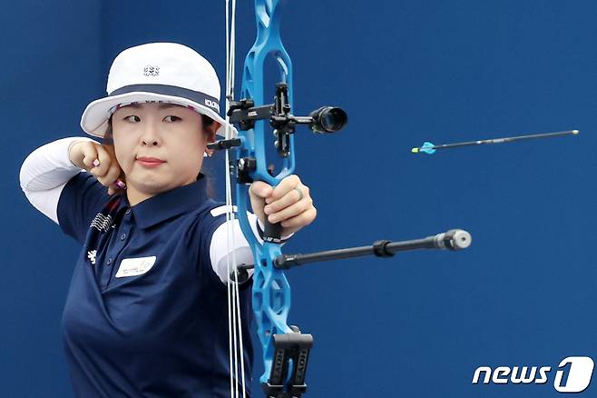 지난 3일 오후 서울 용산구 전쟁기념관 평화의광장에서 열린 '현대자동차 정몽구배 한국양궁대회 2023' 여자 컴파운드 결승전에서 오유현이 활시위를 놓고 있다. 2023.9.3/뉴스1 ⓒ News1 민경석 기자