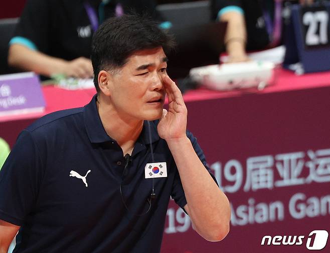 20일 오후 중국 항저우 린핑 스포츠센터체육관에서 열린 2022 항저우 아시안게임 남자 배구 C조 조별리그 대한민국과 인도의 경기에서 임도헌 감독이 작전 지시를 하고 있다. 2023.9.20/뉴스1 ⓒ News1 신웅수 기자