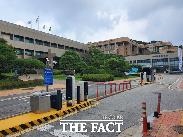 경기 파주시는 한국수자원공사 파주수도지사와 함께 추석 연휴 기간 상수도 비상대기반을 가동한다. 상수도 비상대기반은 추석 명절 기간 상수도 누수, 수도계량기 파손 단수 등 상수도 비상사고에 대비해 2개 권역 응급복구 2개 반으로 운영된다. 파주시청 전경./고상규 기자