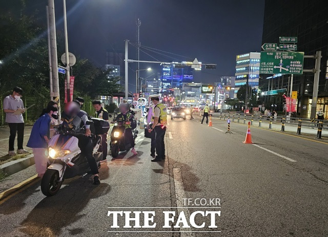 의정부경찰서는 19일 의정부시청, 한국교통안전공단과 오토바이 불법 튜닝 등 불법행위 합동단속에 나서 총 54건을 적발했다. 이번 합동단속에서는 오토바이 소음기와 전조등 임의변경 등 불법 구조변경(튜닝) 4건, 안전기준 위반 32건, 번호판 관리소홀 15건 등이 단속됐다./의정부경찰서