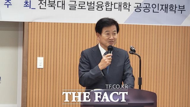 20일 정동영 전 통일부 장관이 전북대학교 국제컨벤션센터 세미나실에서 열린 '한반도 평화와 전북 발전' 특강에 참석해 공공인재학부 학생들을 대상으로 발표를 진행하고 있다. /전주=이경민 기자