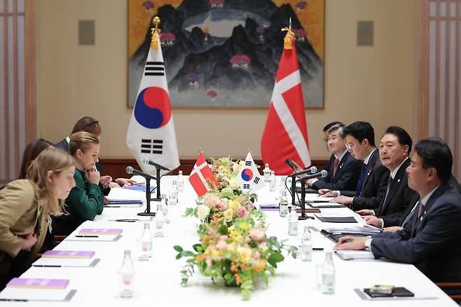 유엔총회 참석차 미국을 방문한 윤석열(오른쪽) 대통령이 18일(현지 시각) 뉴욕에서 메테 프레데릭센 덴마크 총리와 정상회담을 하고 있다. 윤 대통령은 ‘2030 부산세계박람회’ 유치 지지를 요청했고, 덴마크 총리는 “양국 간 녹색 협력을 더욱 확대해 나가자”고 말했다./뉴시스