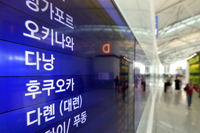 인천국제공항 전광판에 베트남 다낭행 출발 정보가 표시돼 있다./뉴시스