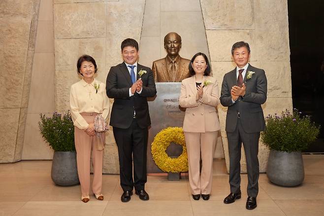 20일 서울 강남구 아이파크타워 포니정홀에서 열린 '제4회 포니정 영리더상' 시상식에서 고 정세영 HDC그룹 명예회장의 부인 박영자 여사, 윤효상 한국과학기술원 교수, 백민경 서울대학교 교수, 정몽규 포니정재단 이사장(왼쪽부터)이 기념촬영을 하고 있다. 포니정재단 제공