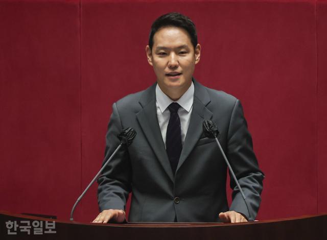 김한규 더불어민주당 의원이 지난해 7월 국회 본회의에서 발언을 하고 있다. 오대근 기자